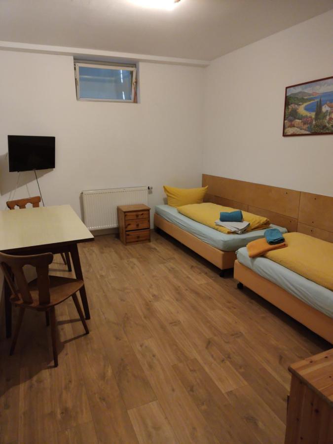 Pension Dorfstrasse 6 Stetten  Kamer foto